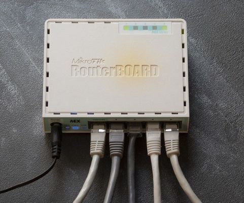 Nouveau routeur HEX RB750Gr3 Gigabit 2.4G Wi-Fi 802.11g 10/100/1000Mbps Ethernet GigabitLAN en stock